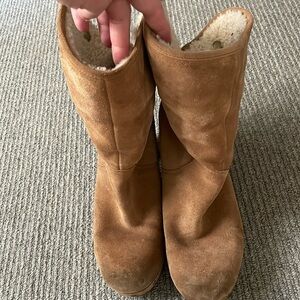 Ugg sherling clog boot Lynnea.  Brown suede